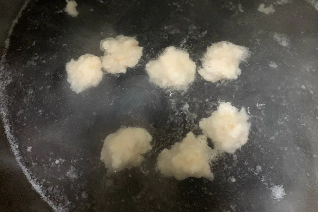 锅内倒水煮沸，调至中小火，用勺子挖适合宝宝大小的虾肉放入水里。全部挖完后煮至熟。