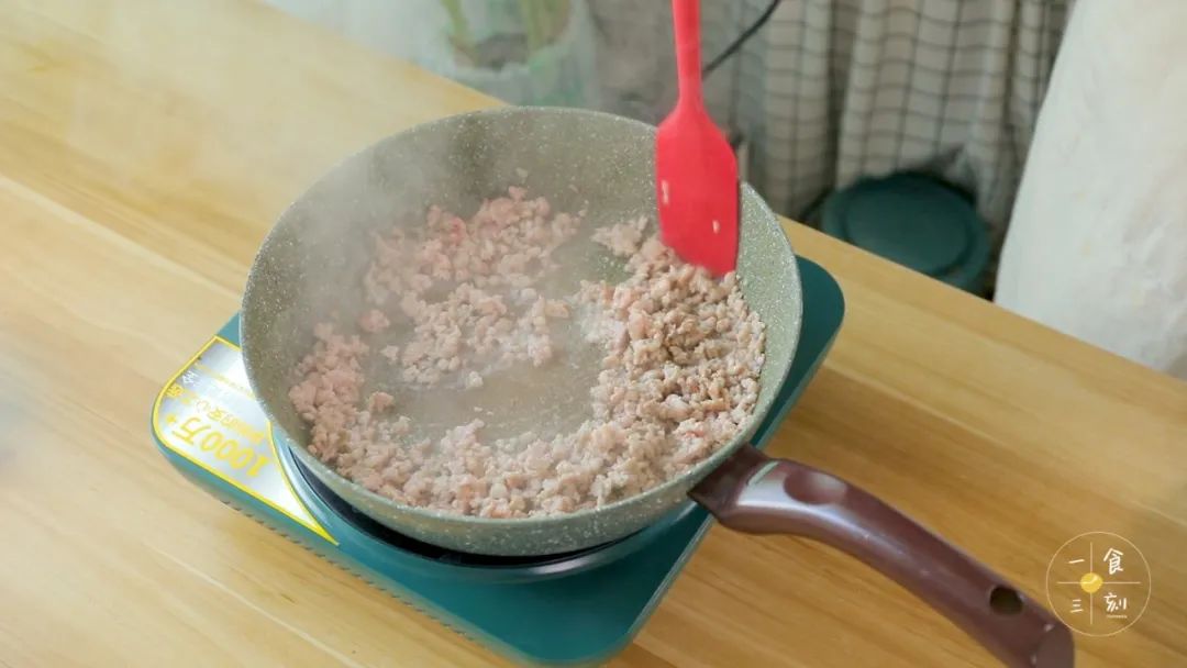 热锅，加入适量的油，加入肉沫炒至变色