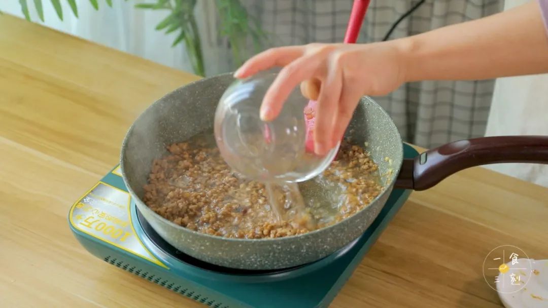 放入鸡精、料酒、酱油、蚝油、水