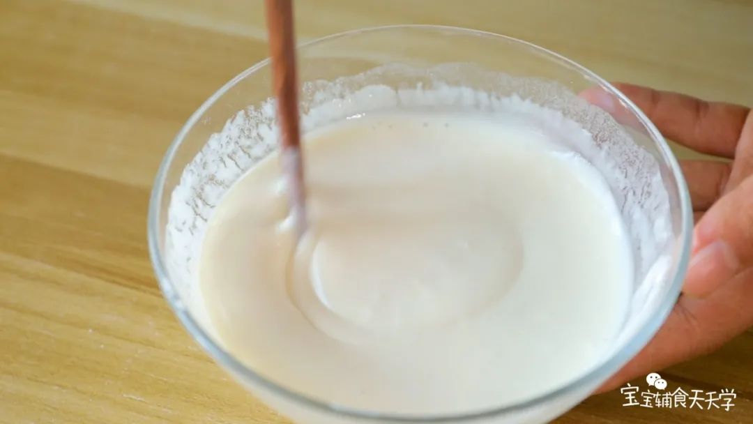 面粉加入清水，搅拌至面糊可流动状态