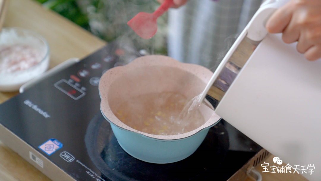 倒入烧开的热水，开小火，逐一放入肉片