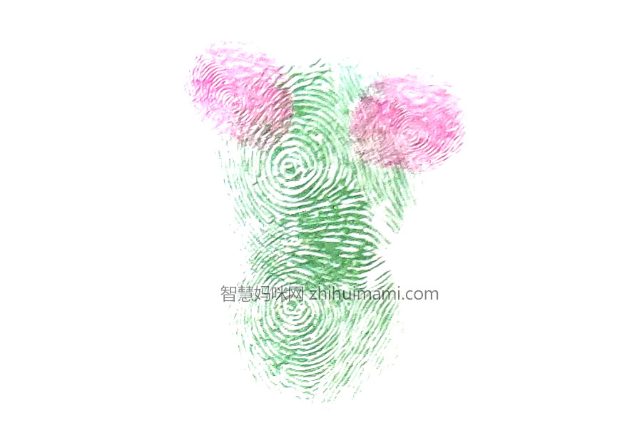 步骤3：对了，还有圆圆的耳朵呢，伸出小拇指给小熊按出耳朵吧！