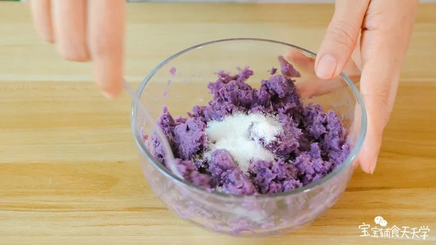 紫薯泥中加入玉米油和砂糖搅拌均匀