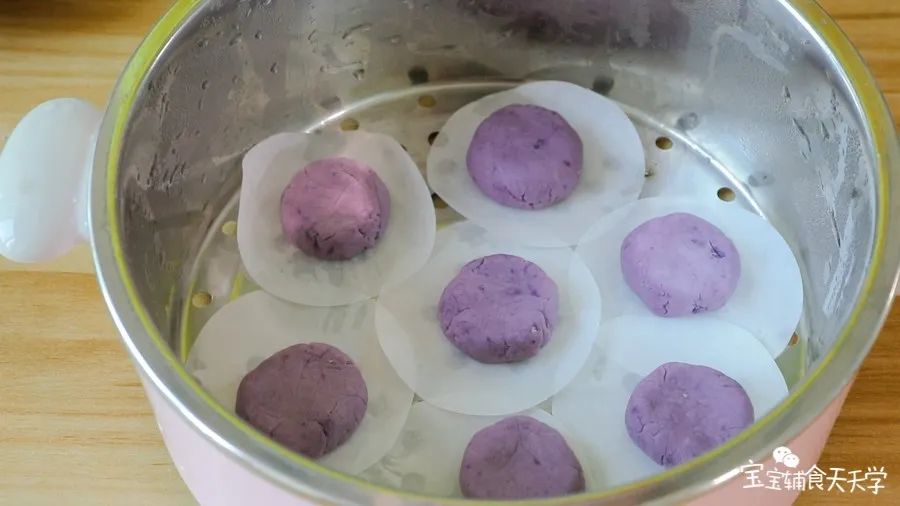 每一个小饼放在一个油纸上，放入蒸锅