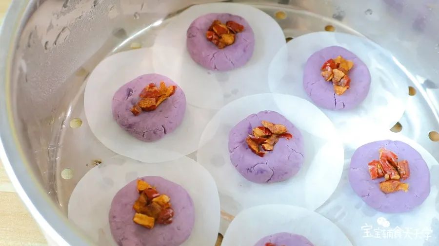 小饼中间按压进几颗红枣粒