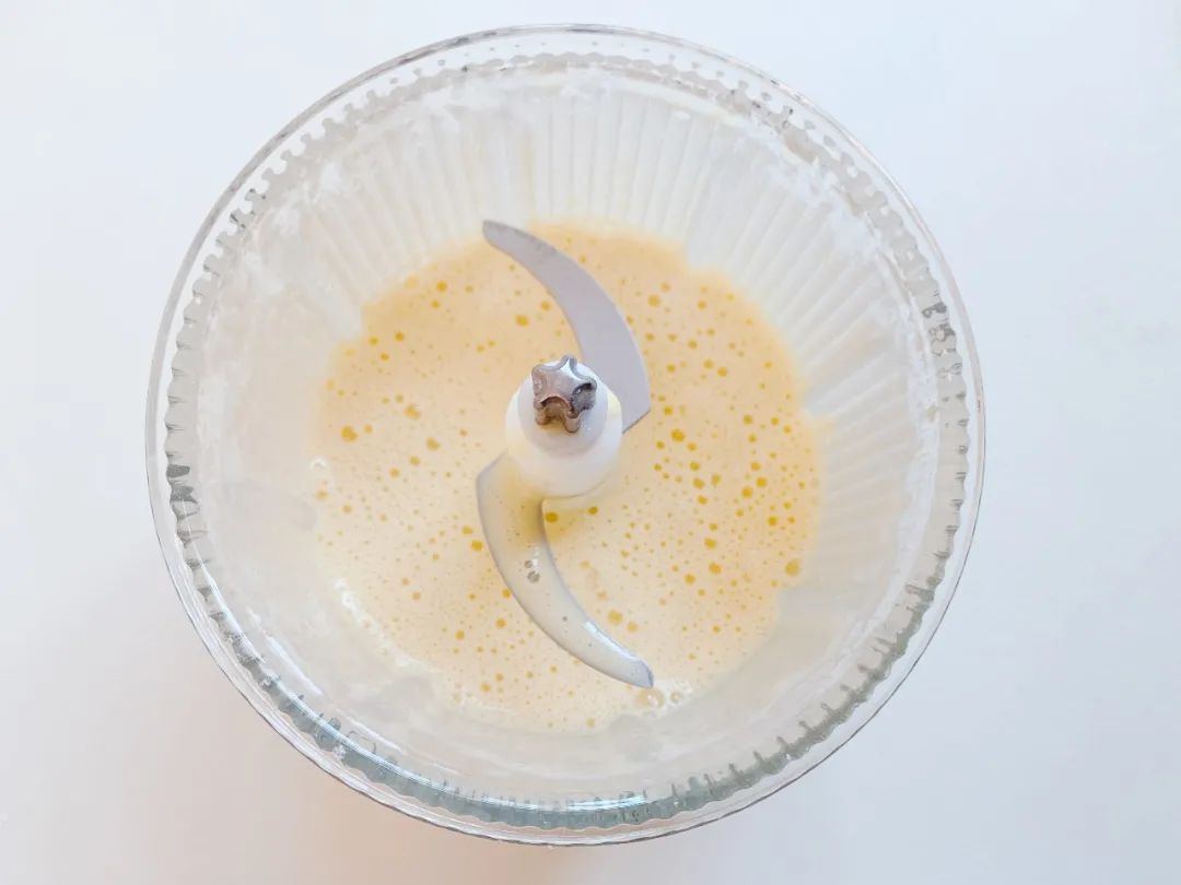 搅打4-5分钟，得到细腻、比较蓬松的面糊。