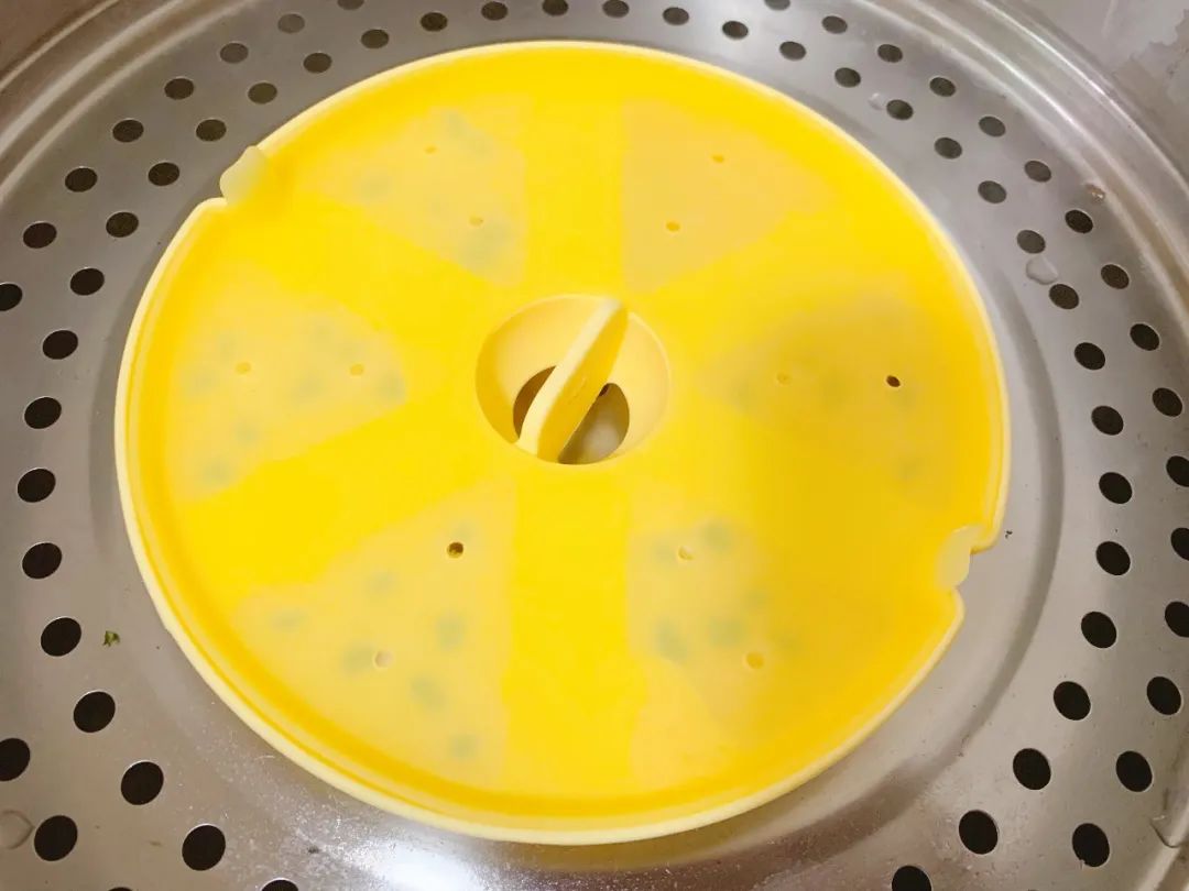 盖盖。冷水入锅蒸15分钟左右，关火焖3分钟。放凉脱膜取出。