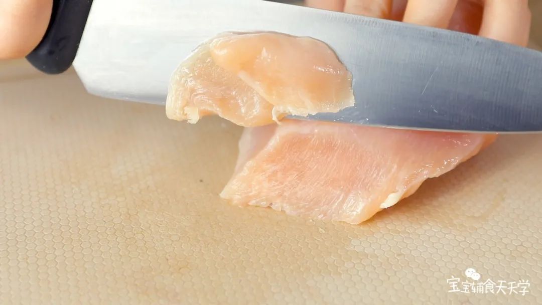 鸡胸肉顺着纹路切成薄片