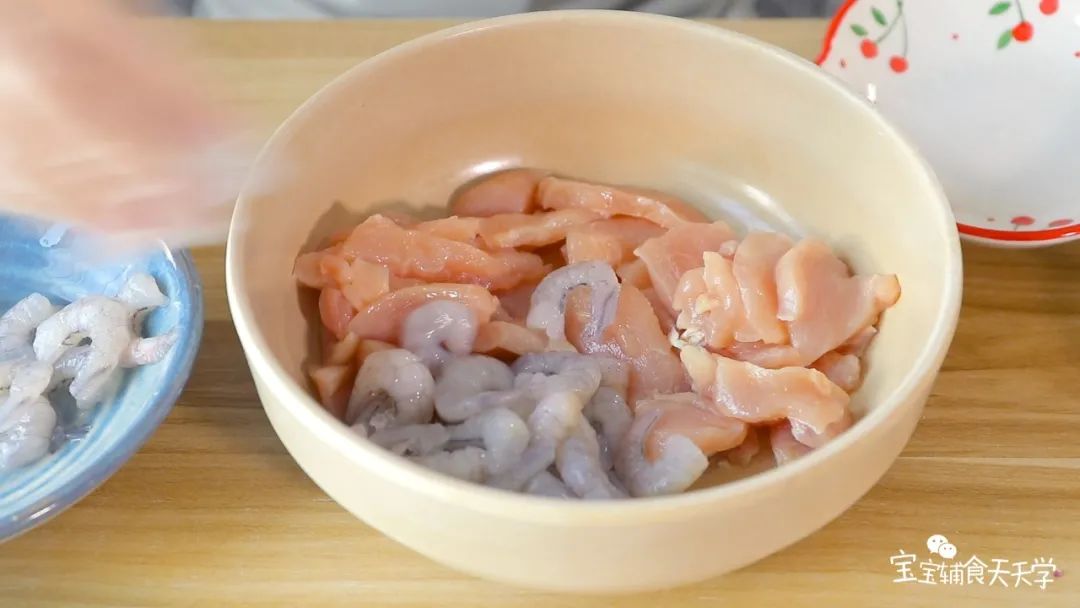 鸡胸肉和虾肉加入酱油和适量的橄榄油，腌制20分钟以上