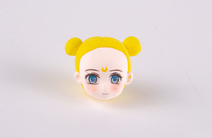 步骤4：把做好的头发粘好并做好造型，耳朵粘上，如上图所示。