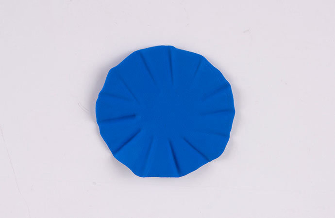 步骤9：用蓝色粘土做出圆形，压出褶皱，这是小裙子。