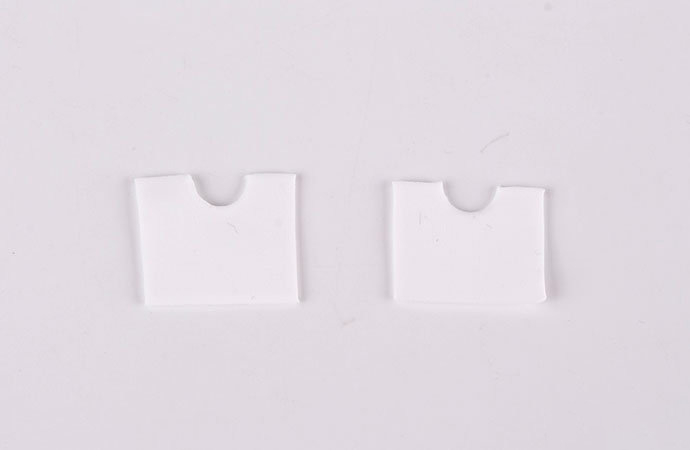 步骤11：用白色粘土做出上图的形状，这是月野兔的上衣。