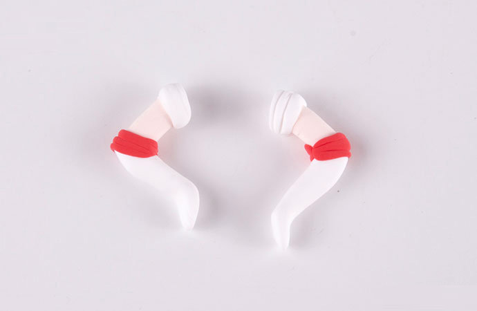 步骤15：做出两只胳膊，并做好各种装饰。