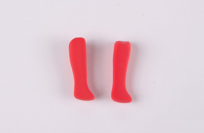 步骤16：做出红色的小靴子。