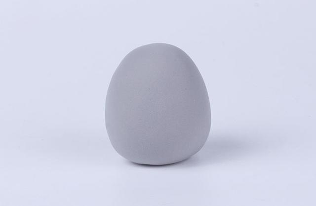 步骤1：龙猫的整体色调是灰色的，我们先用灰色的粘土做一个椭圆形来做它的身体。