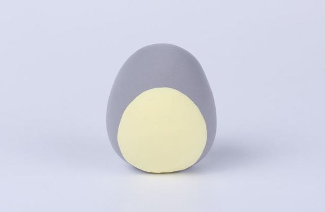 步骤2：然后用浅黄色粘土做一个圆片贴到灰色的身体上，这就是龙猫的肚皮啦！