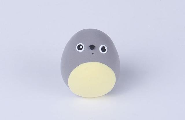 步骤4：下把眼睛和鼻子粘好，然后在嘴巴部分戳一个小孔。