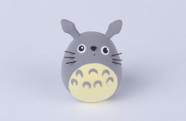 步骤6：把耳朵、胡须分别粘好，然后把肚皮上的月牙纹路也粘好。