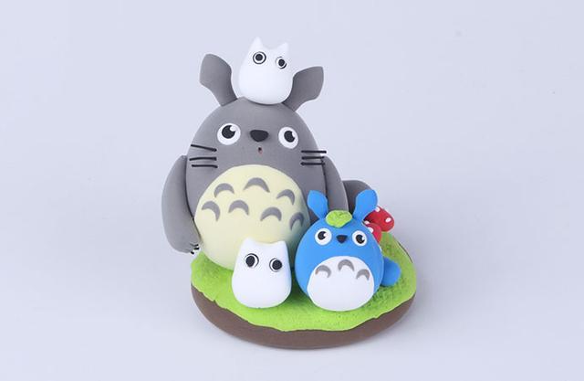 步骤11：最后做一个草地作为底座，然后用小蘑菇装饰一下。再做一个蓝色的龙猫和小小的白色龙猫，组合起来，看！龙猫小场景就完成啦！