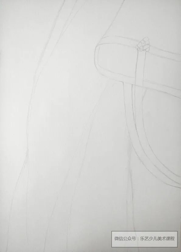 步骤1：首先我们用铅笔轻轻勾勒出倾倒的篮子和衬布的草图。