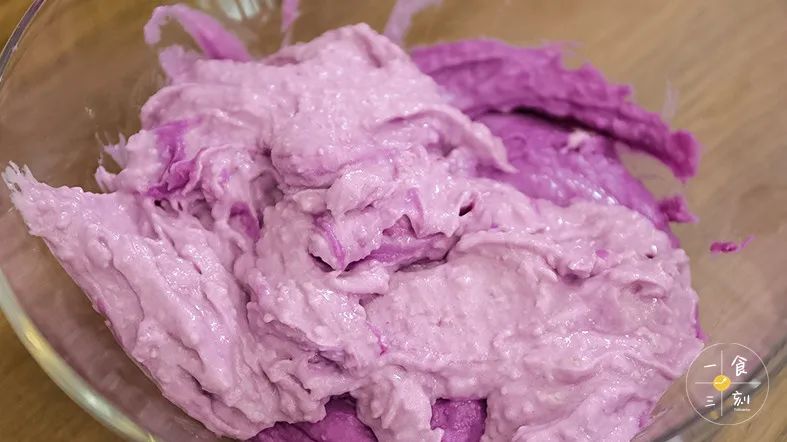 倒入搅拌机，加入牛奶搅打成泥