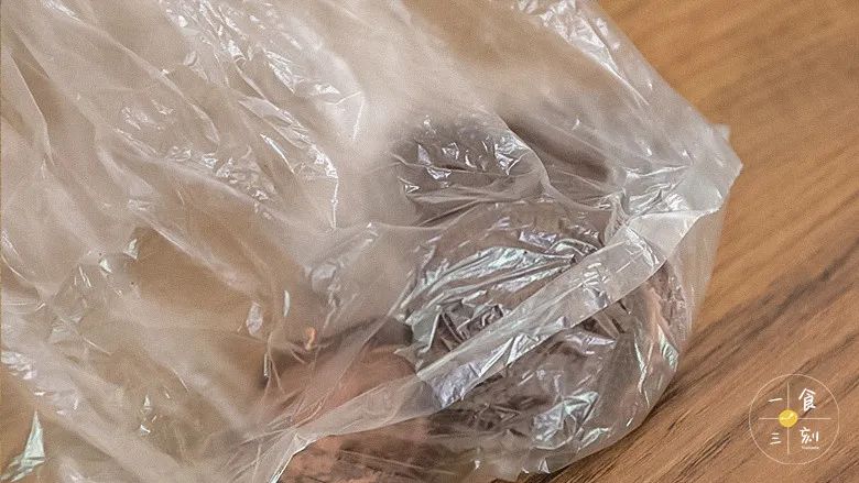 放入保鲜袋中敲碎
