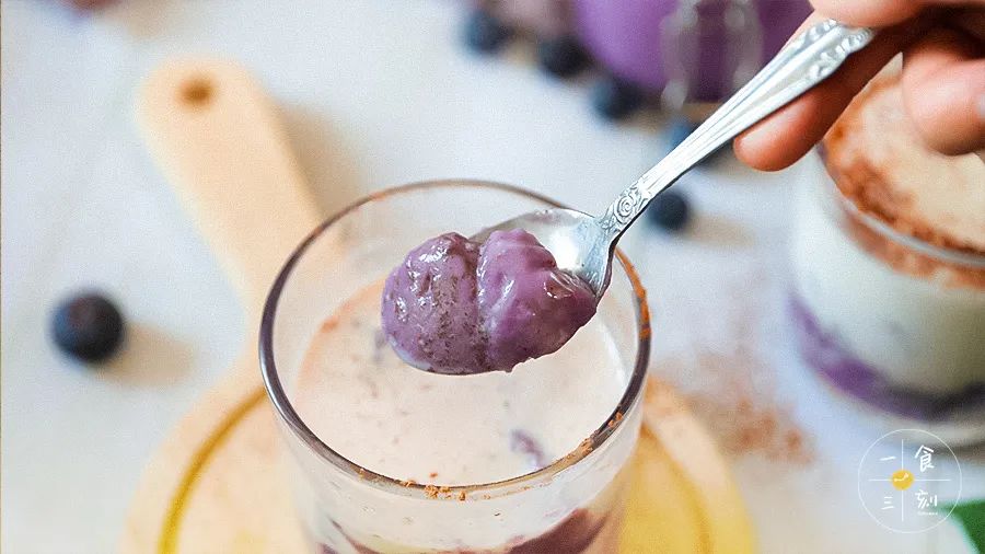 一口芋泥奥利奥，一口牛奶，又好吃又好喝，超满足！