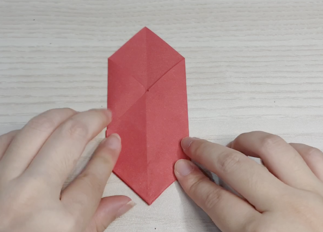 步骤5：底部两角向中心线折后展开向里收。