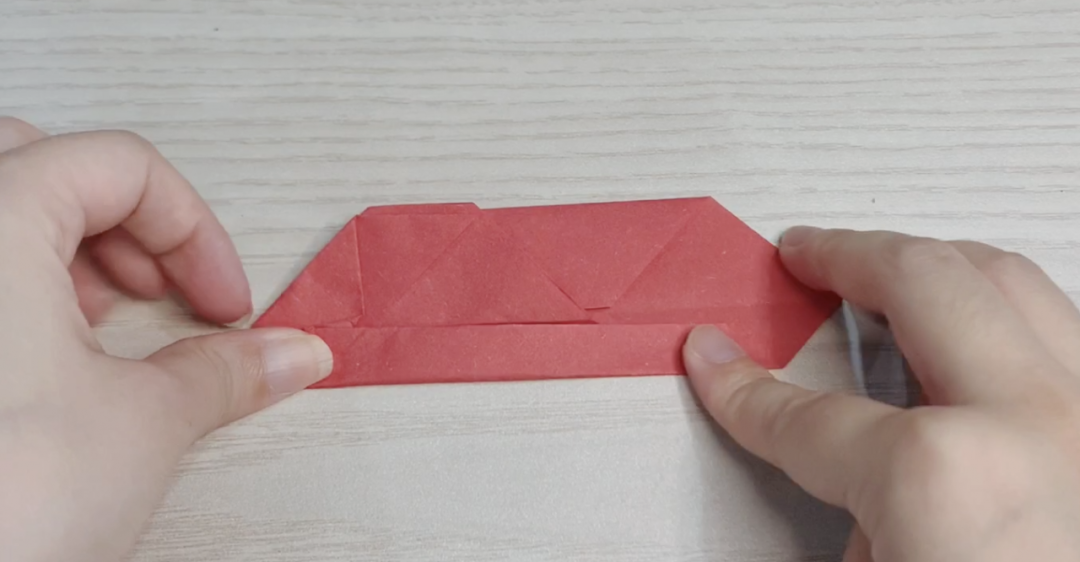 步骤6：里面两边向中心线折，展开后左边的压痕向中心线折，另一边同理。