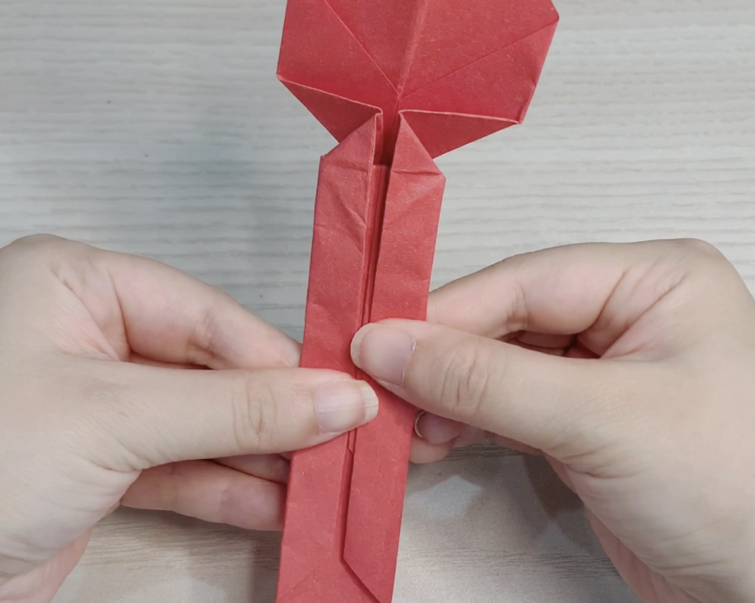 步骤7：展开后短的一边和长的一边压在同一平面。