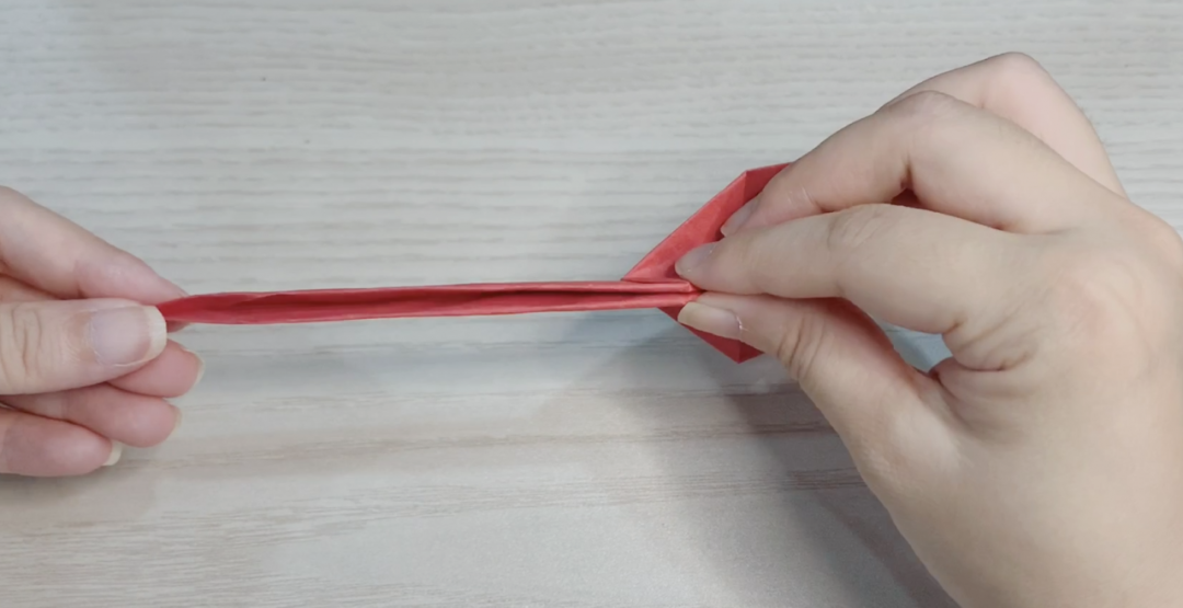 步骤9：对折合拢后用胶水粘好。