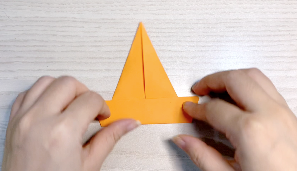 步骤4：再连续向内折两次。这样的方法再做7枚，总共8枚。