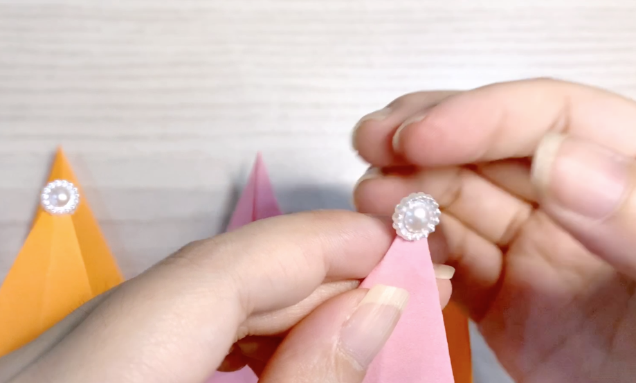 步骤6：用一些贴纸或者小饰品给皇冠进行装点。