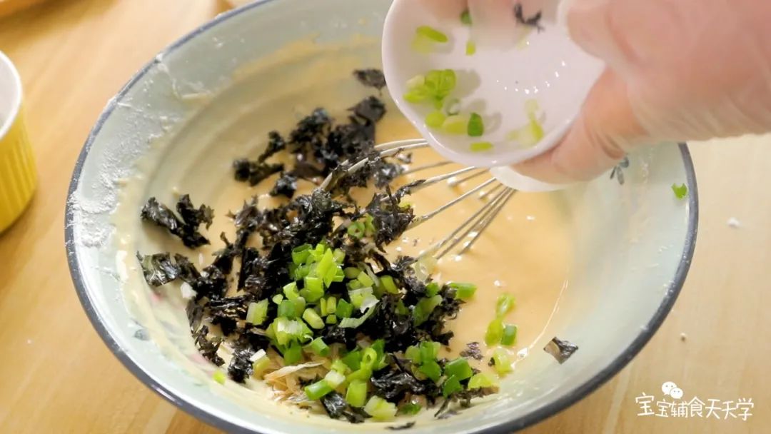 加入紫菜碎、小葱和虾皮，混合均匀