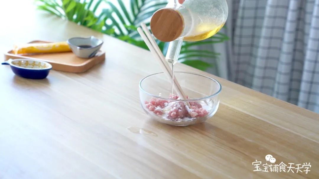 肉沫加入玉米淀粉和少许油混合，腌制10分钟