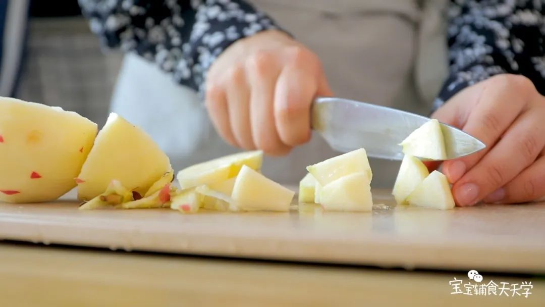 苹果去皮切小块，切好后浸泡在盐水中，预防氧化