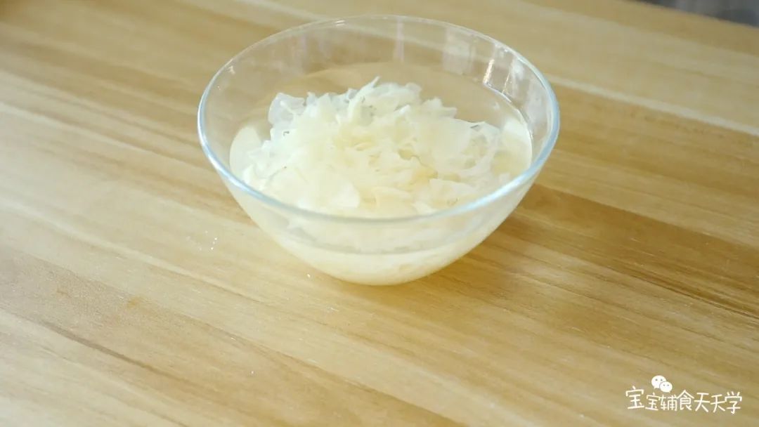 银耳提前浸泡至发泡变软