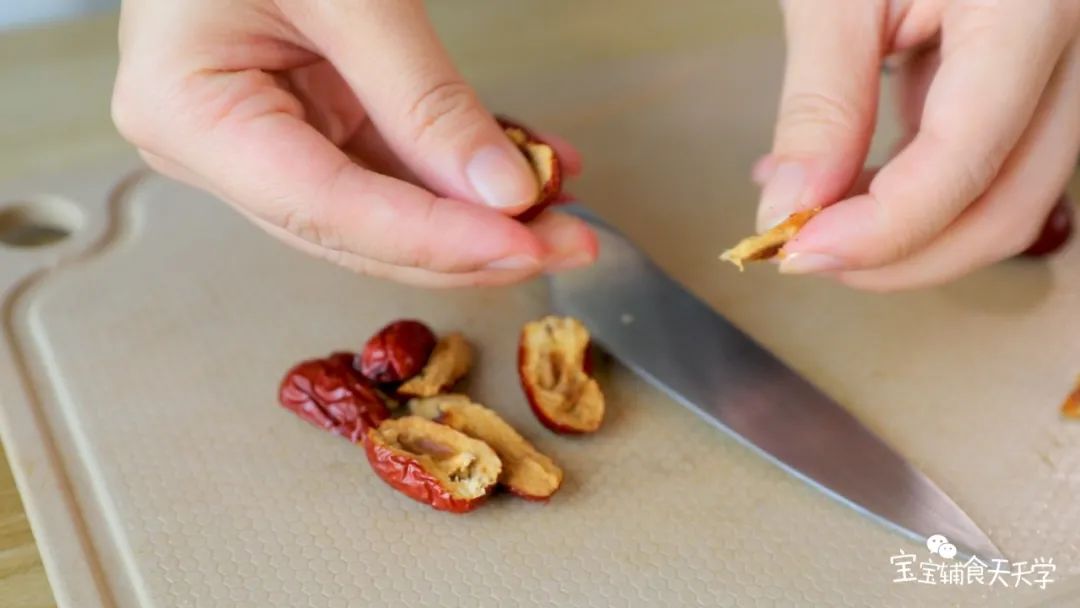 红枣对半切开，去核，备用