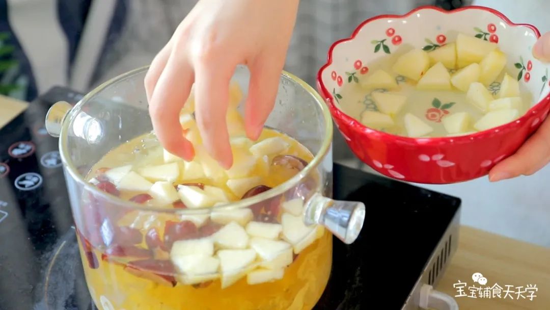 煮开后转中小火，煮至银耳出胶，红枣香气出来后加入苹果、冰糖