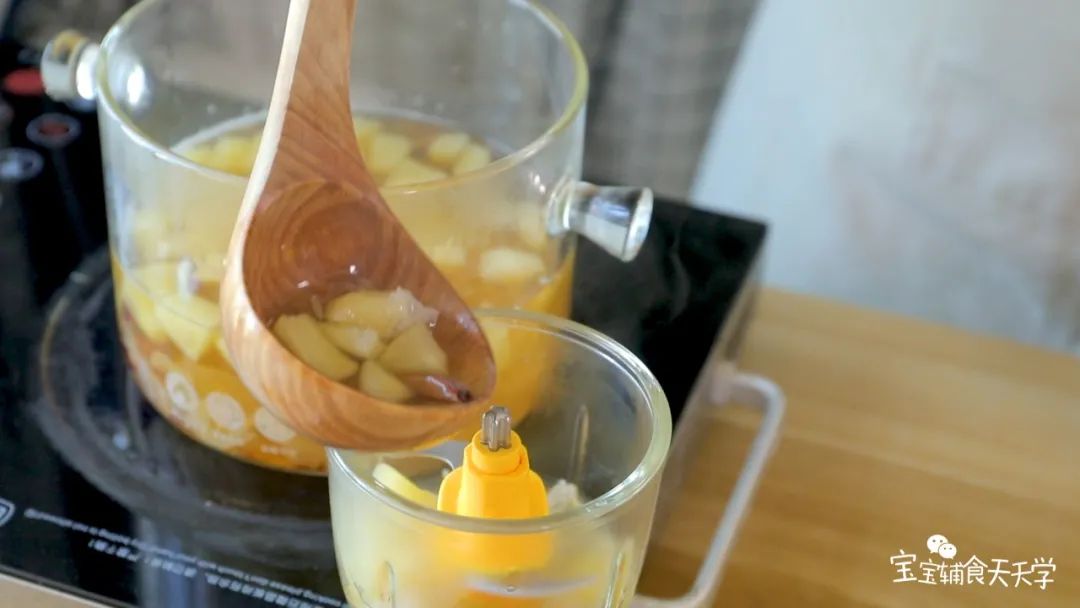 如果小宝宝吃，可以取适量放入搅拌机，搅拌成羹，更顺滑好入口哦
