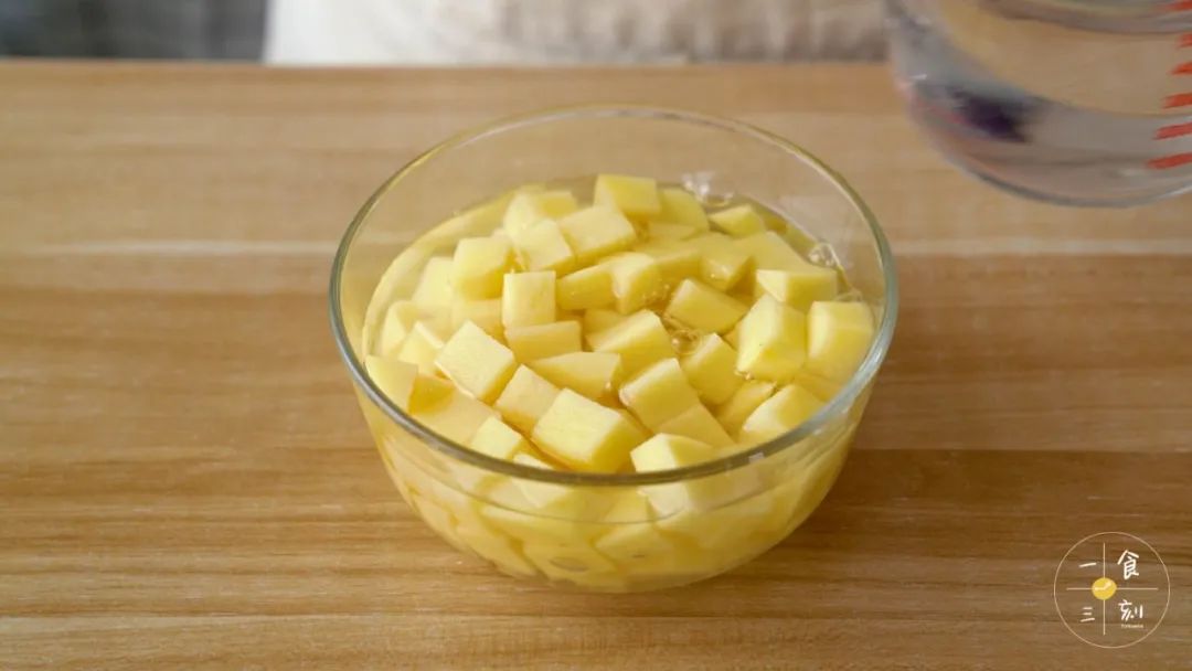 土豆丁放水里洗净，洗出多余的淀粉