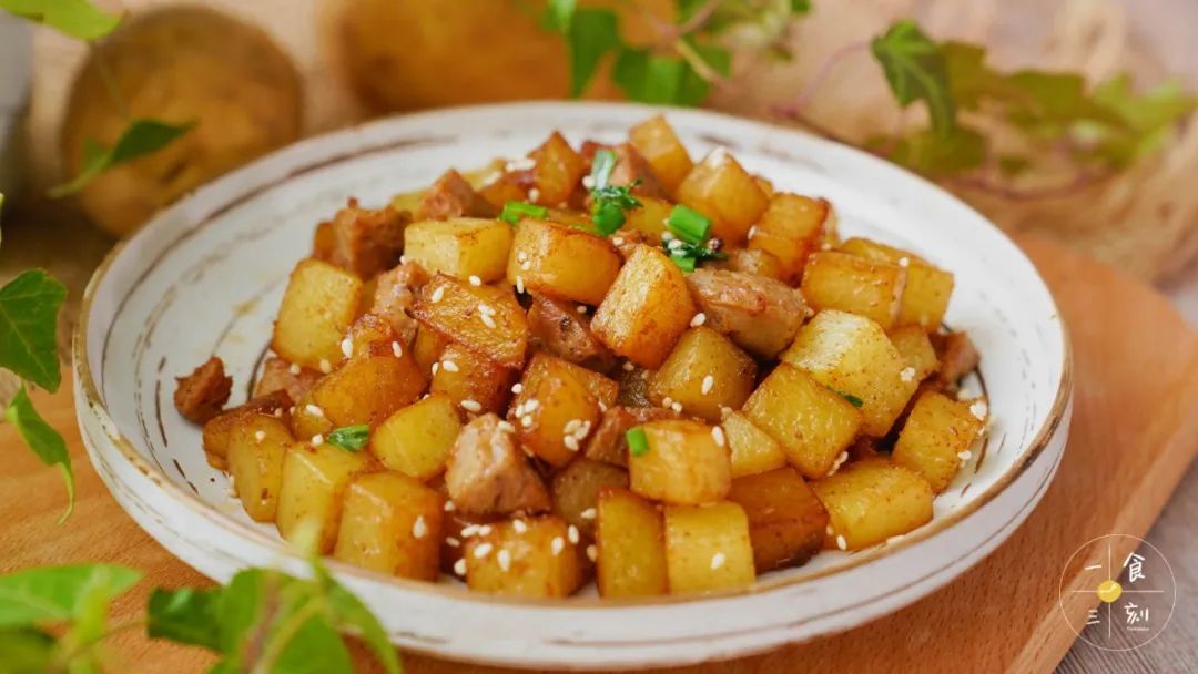 煸炒过的土豆软糯又带点焦香，肉肠弹牙鲜味，而孜然粉的加入更是注入了灵魂，不知道还以为自己真的在吃烧烤呢！