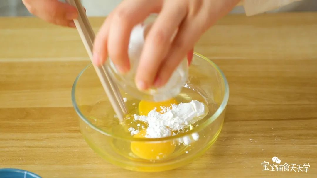 鸡蛋和淀粉打成蛋液