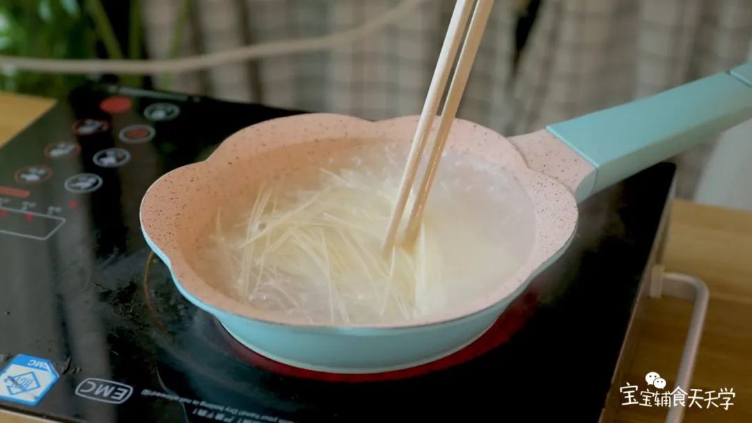 把玉米、胡萝卜、面烫熟