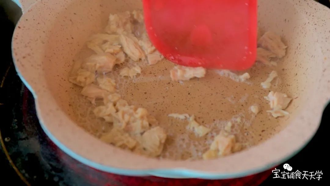 锅中倒入金枪鱼，炒至水分消失