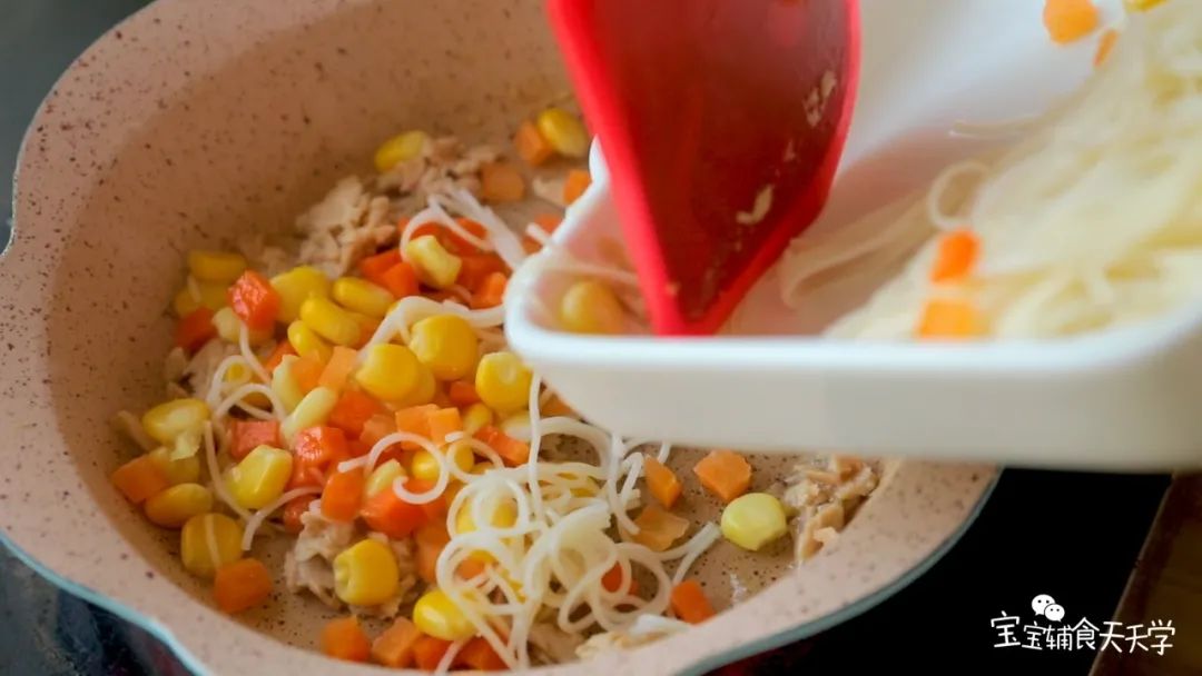 加入蔬菜粒，一起翻炒