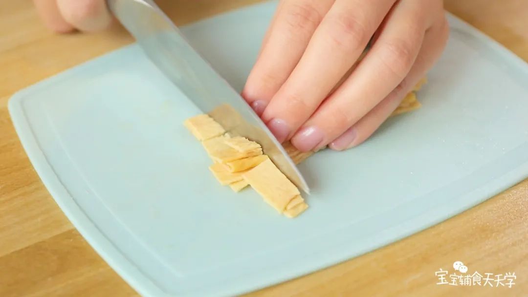 第3步：浸泡好的腐皮切小块