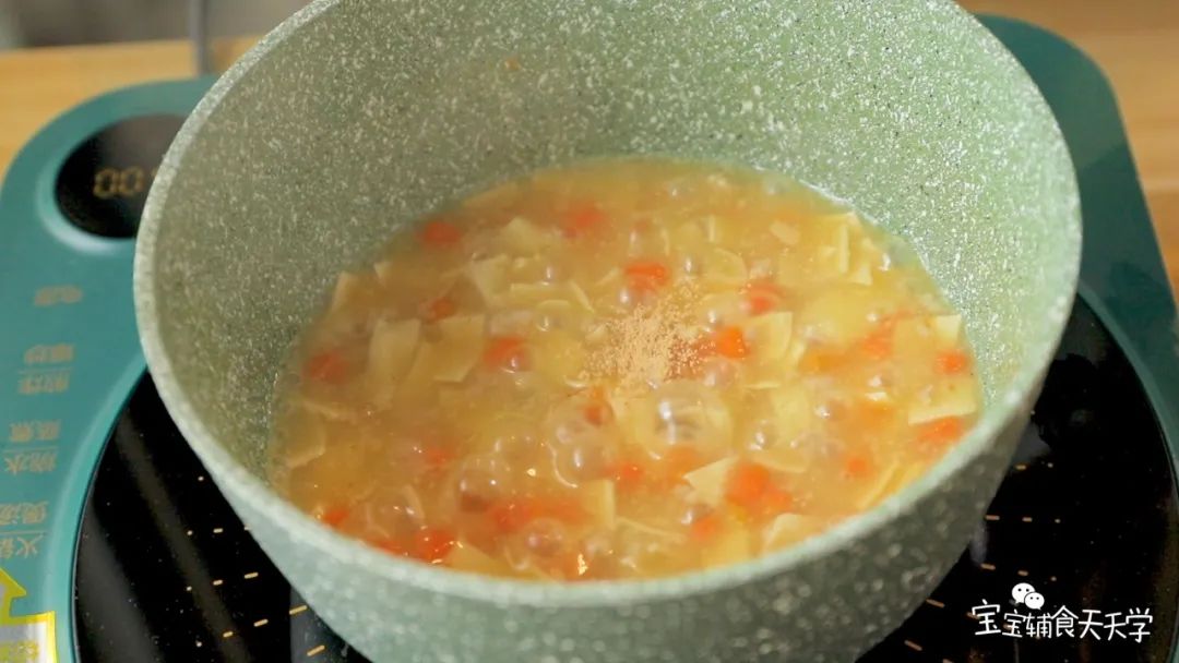第7步：玉米淀粉加适量水调匀，倒入锅里，搅拌均匀，加入虾皮粉，煮至浓稠即可出锅