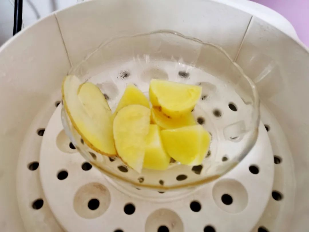 土豆去皮切块，入蒸锅蒸熟，同时软化黄油至液体状。