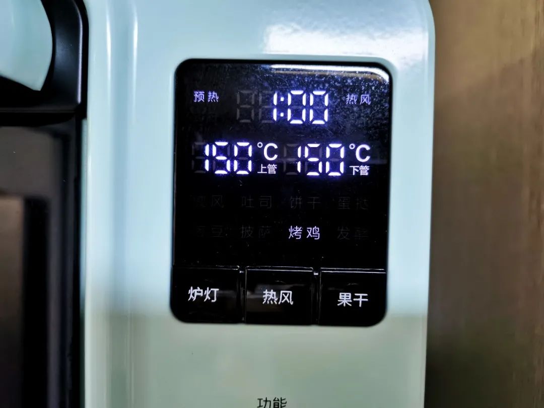 将面团放在两张油纸中间，用擀面杖擀薄一些，放入冰箱冷冻半小时。稍硬后拿出切条。